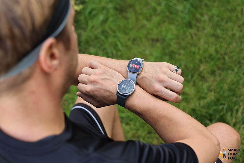 Man sieht die Fitbit Sense 2 und die Garmin vivoactive 4 am Arm.